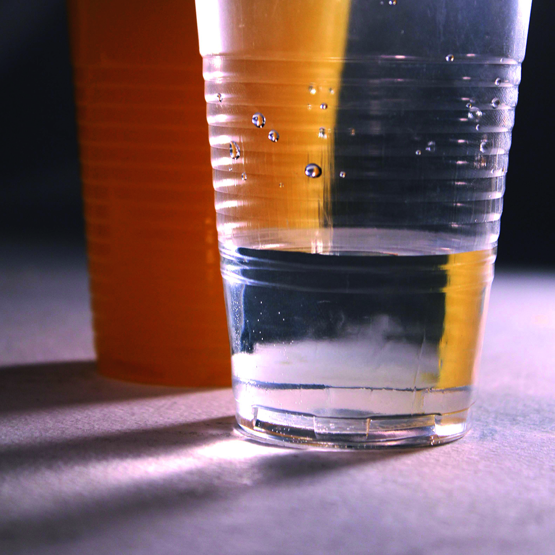 Визуальное исследование объекта: пластиковый стаканчик.