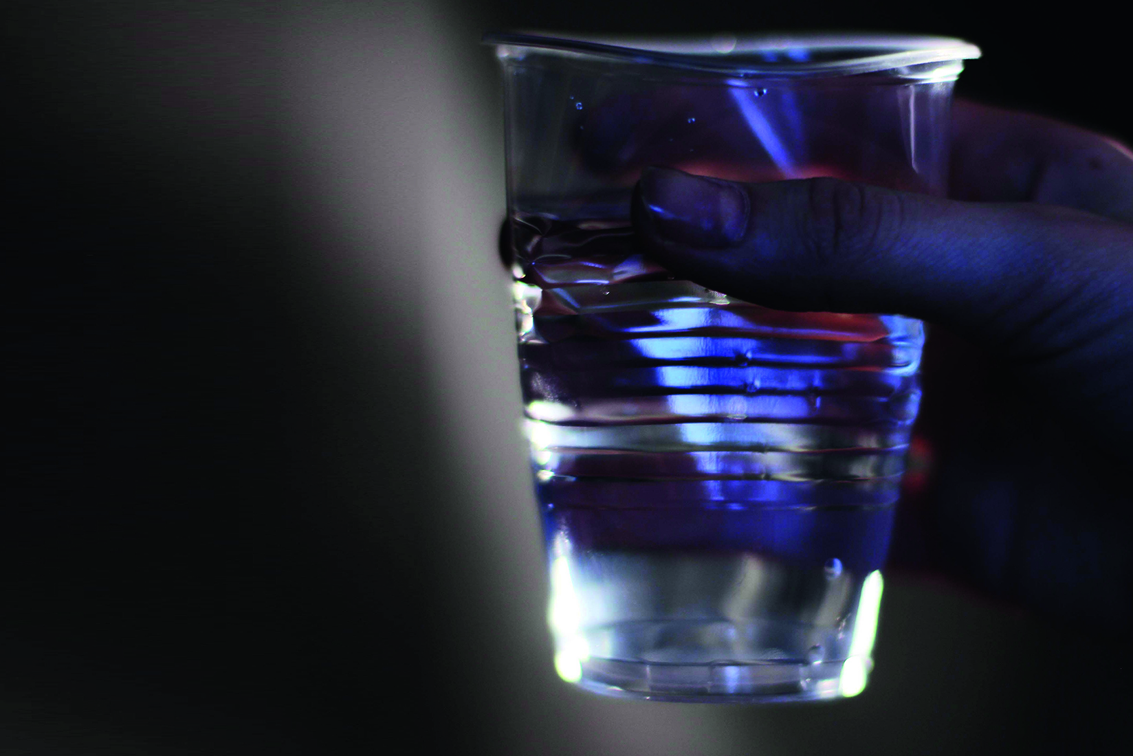 Визуальное исследование объекта: пластиковый стаканчик.